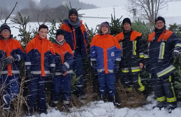 Jugendfeuerwehr sammelt Christbäume ein