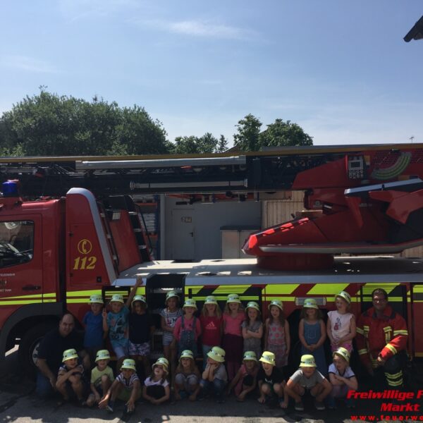 Feuerwehr bekam Besuch von den Vorschulkindern des Kindergarten Tann und den Gartenzwergen des Obst- und Gartenbauvereins